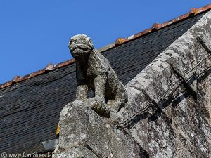 Sculpture à la base du fronton