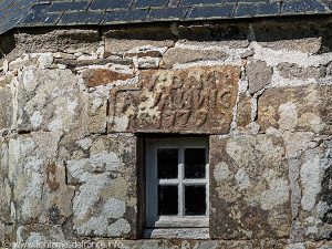 Inscription sur la fenêtre de la sacristie
