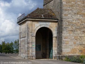 Porche de l'église de la Nativité N-D