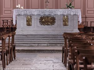 Autel de l'église de la Nativité N-D
