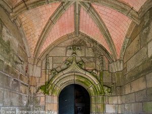 Porche de l'église St-Cuffan