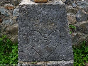 Date sur le socle de la Croix