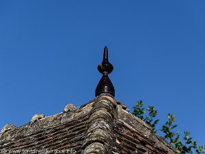 épi de faitage de la toiture de la fontaine