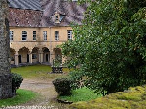 Cour du prieuré de la Roche-Morey