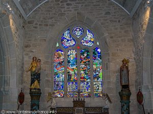 Grand Vitrail et statues de N-D de la Clarté et de St-Vennec