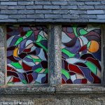 Fenêtre aux vitraux contemporains